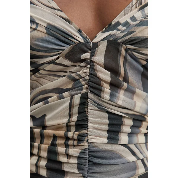 Robe Longue à Imprimé Marbre en Résille avec Décolleté Plongeant et Détails de Bretelles
