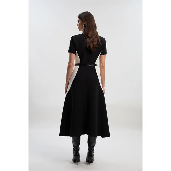 Robe Midi Ajustée à Ceinture avec Jupe Ample et Blocs de Couleurs en Tissu Stretch Compact