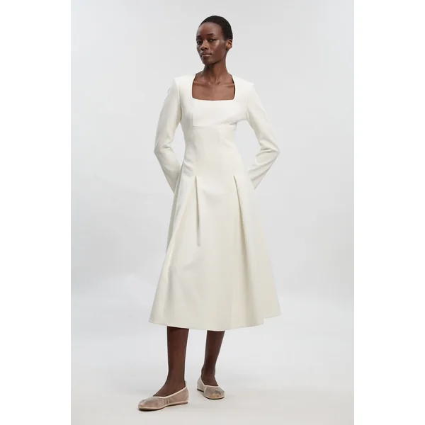 Robe Midi Ajustée à Décolleté Cœur en Tissu Stretch