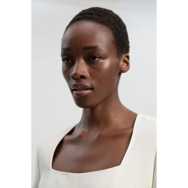 Robe Midi Ajustée à Décolleté Cœur en Tissu Stretch