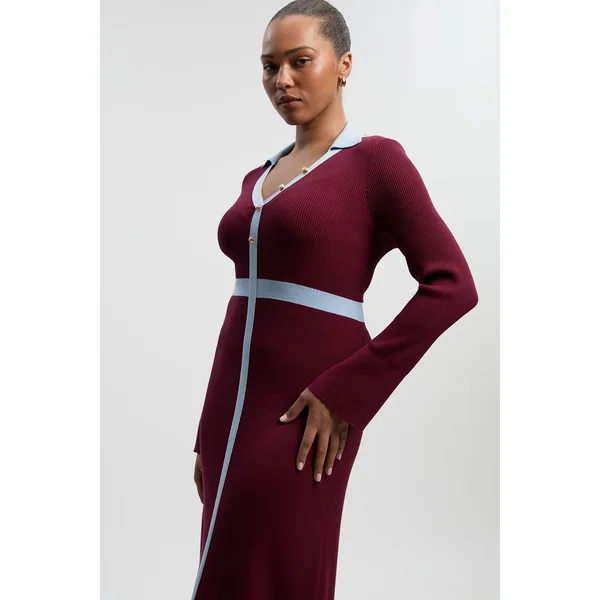 Robe midi grande taille en maille côtelée avec détail contrastant à la taille et col