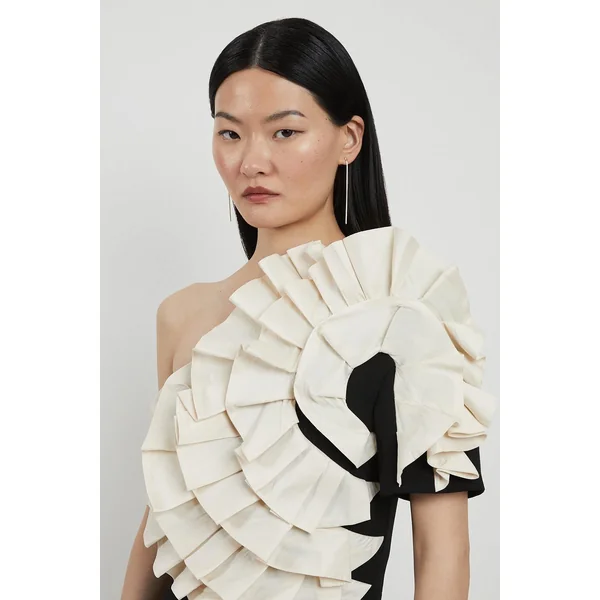 Robe midi à une épaule en taffetas stretch compact à volants