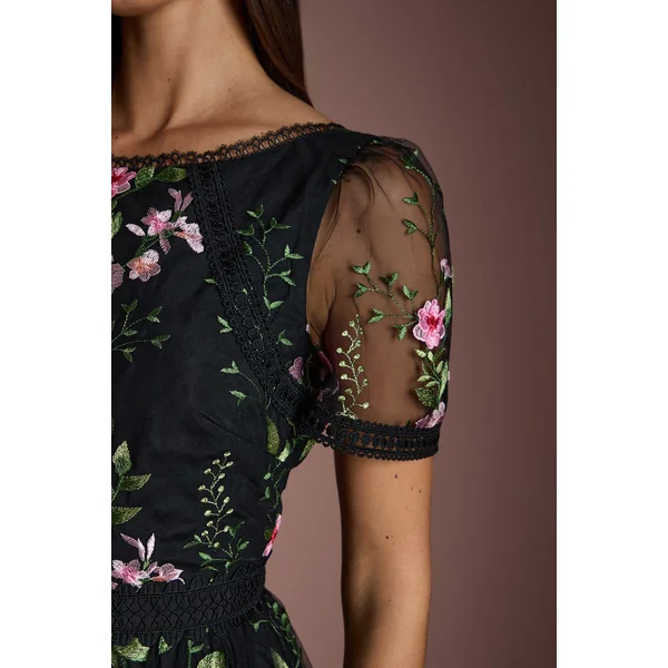 Robe Mi-Longue en Maille Brodée avec Détails de Dentelle