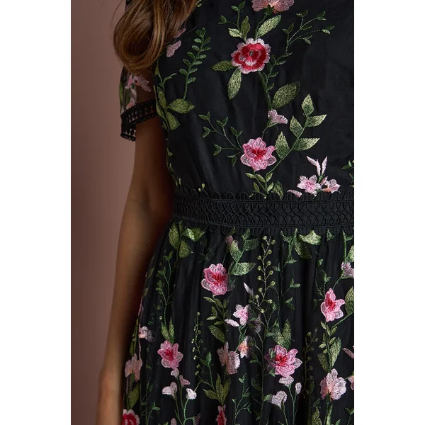 Robe Mi-Longue en Maille Brodée avec Détails de Dentelle