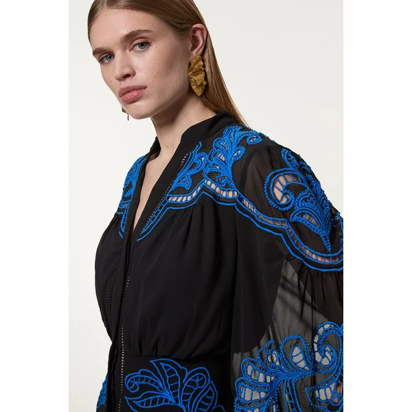 Robe mini en tissu tissé avec travail découpé, broderie et perles