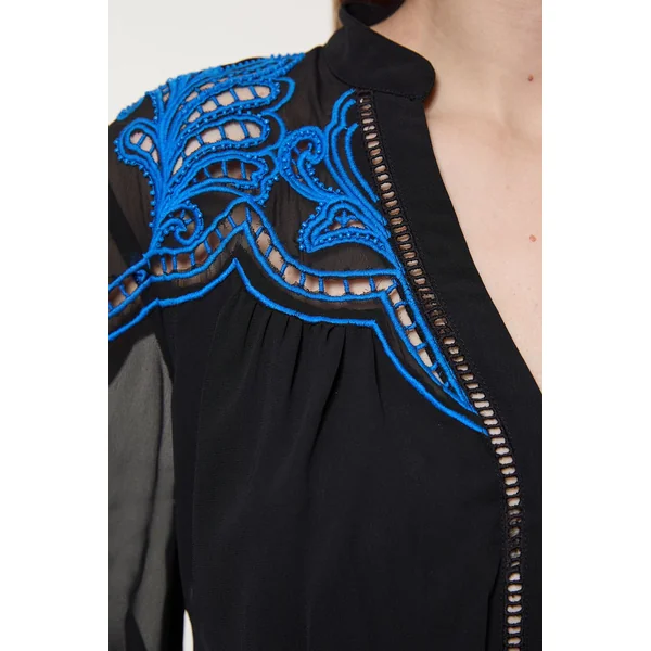 Robe mini en tissu tissé avec travail découpé, broderie et perles