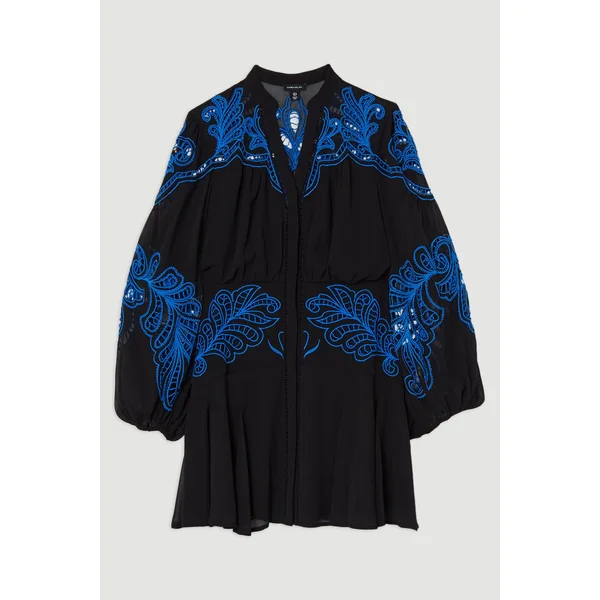 Robe mini en tissu tissé avec travail découpé, broderie et perles