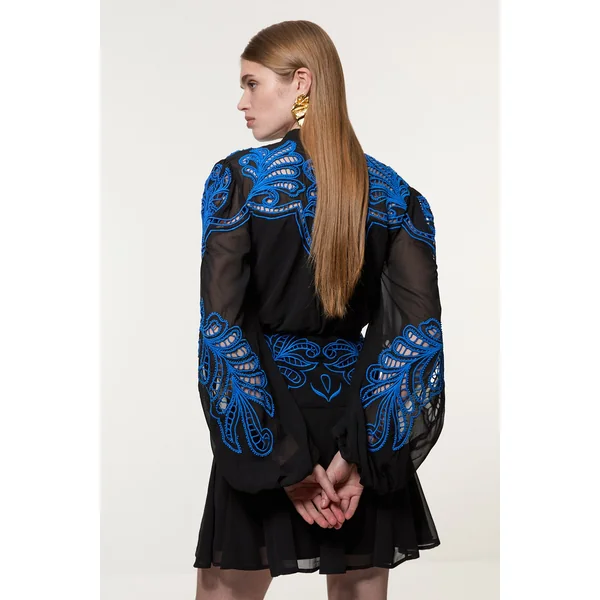 Robe mini en tissu tissé avec travail découpé, broderie et perles