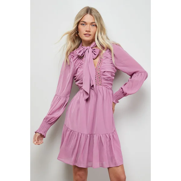 Robe Mini Froncée avec Nœud Papillon et Garniture Cloutée