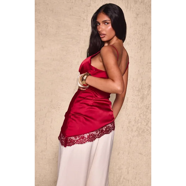 Rouge Top Asymétrique En Satin À Col Bénitier Et Bordure En Dentelle Profonde