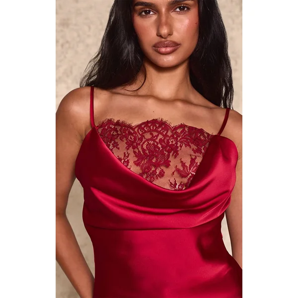 Rouge Top Asymétrique En Satin À Col Bénitier Et Bordure En Dentelle Profonde