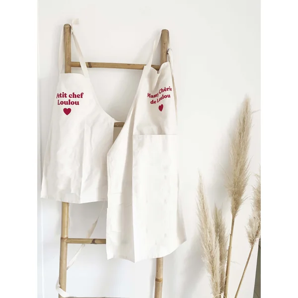 Tablier Enfant Personnalisé en Velours Rouge – Cadeau Pratique et Chic pour Enfant