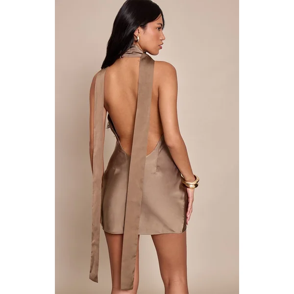 Taupe Foncé Robe Courte Satinée À Col Bénitier
