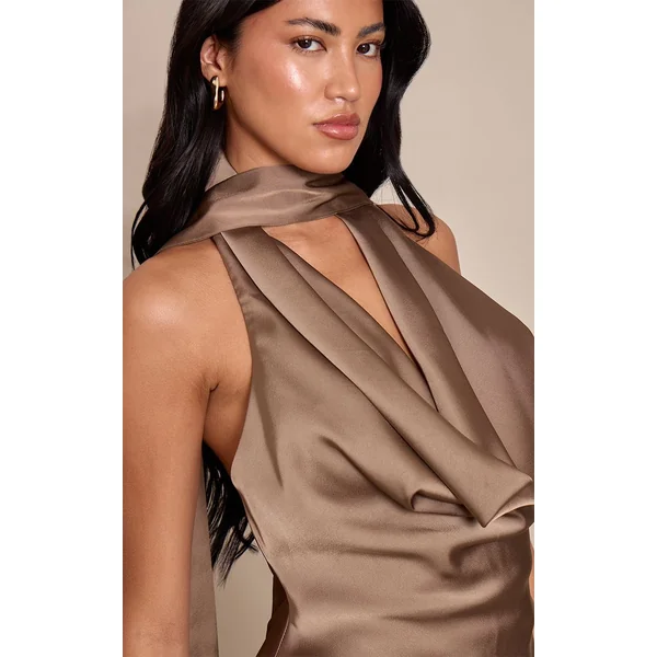Taupe Foncé Robe Courte Satinée À Col Bénitier