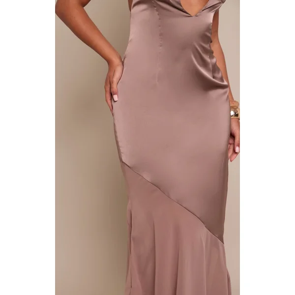 Taupe Robe Longue En Satin Avec Empiècements En Résille Et Dos Noué