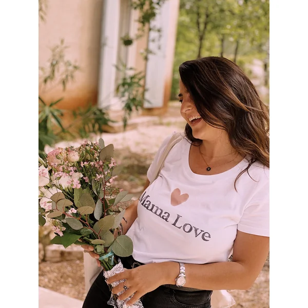 Tee-shirt "Mama Love" en coton bio – Le cadeau parfait pour maman ou future maman