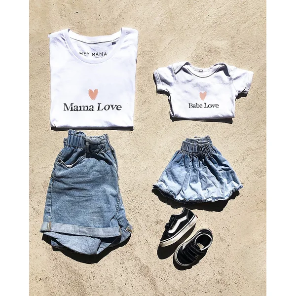 Tee-shirt "Mama Love" en coton bio – Le cadeau parfait pour maman ou future maman