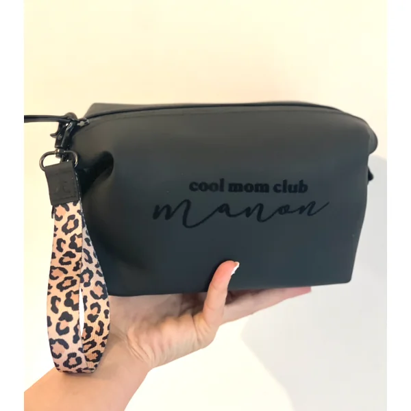 Trousse de Toilette Personnalisée « Cool Mom Club » avec Anse Léopard