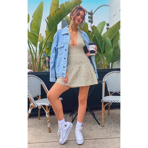Vert Sauge Robe Courte À Dos Nu Avec Encolure Américaine Croisée Et Fronces À Motif Fleuri Ditsy